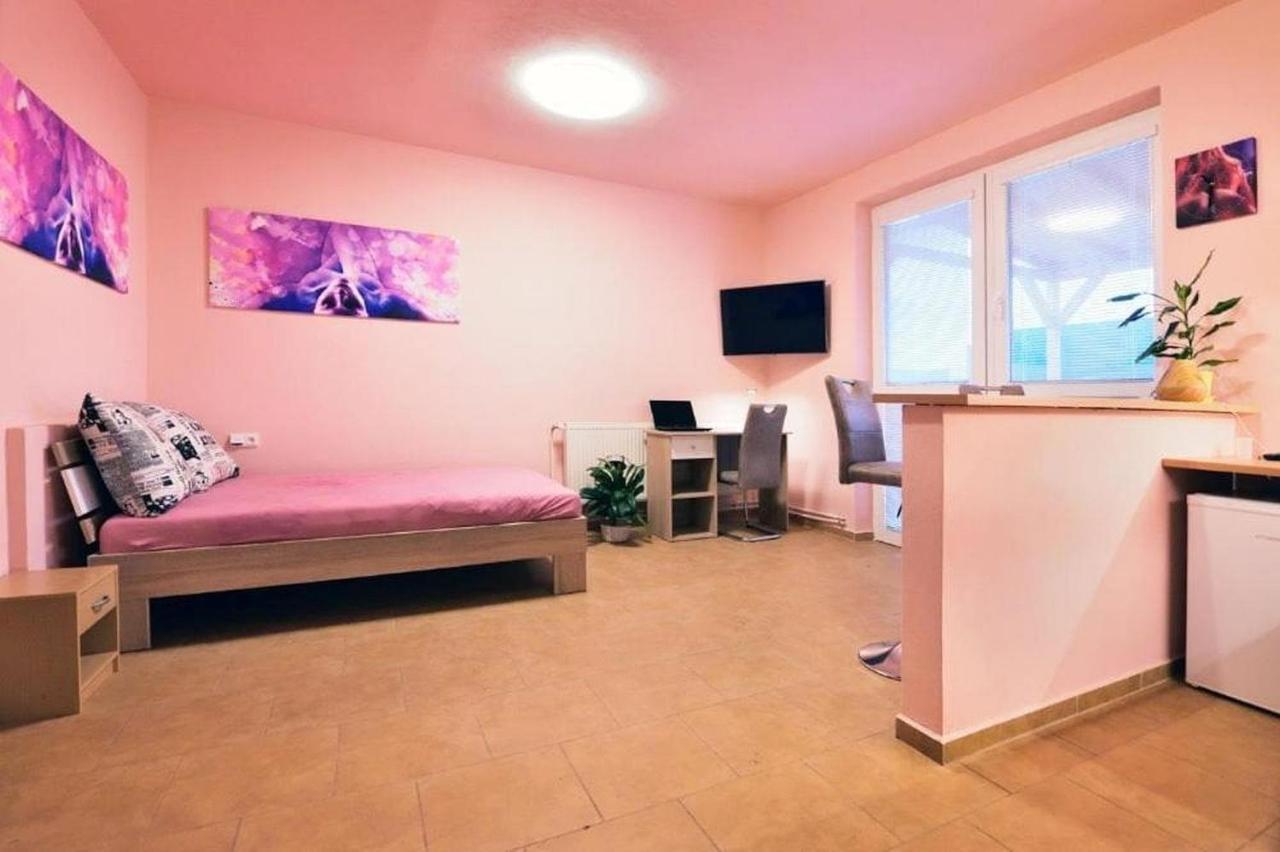 Nika Beds Hotel Pardubice Kültér fotó