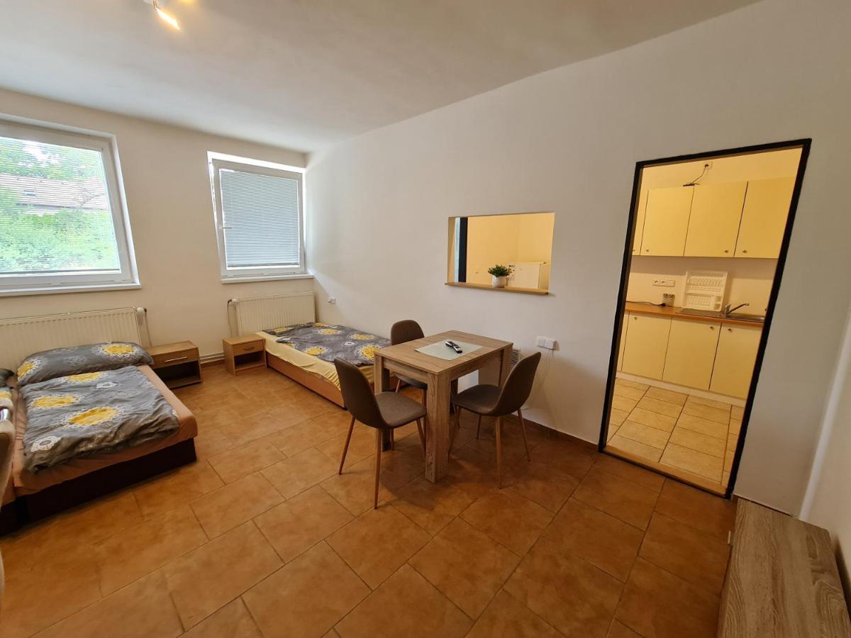 Nika Beds Hotel Pardubice Kültér fotó